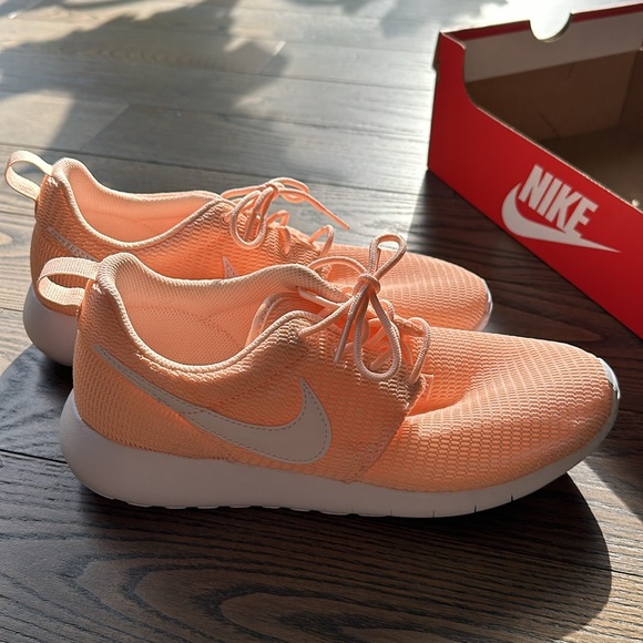 Brand new Nike Roshe One size 6Y - Picture 2 of 5